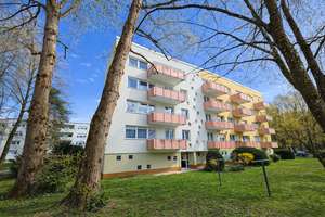 Wohnen im Grünen: Lichtdurchflutete Wohnung mit Balkon sowie Garage + Stellplatz in Hanau!