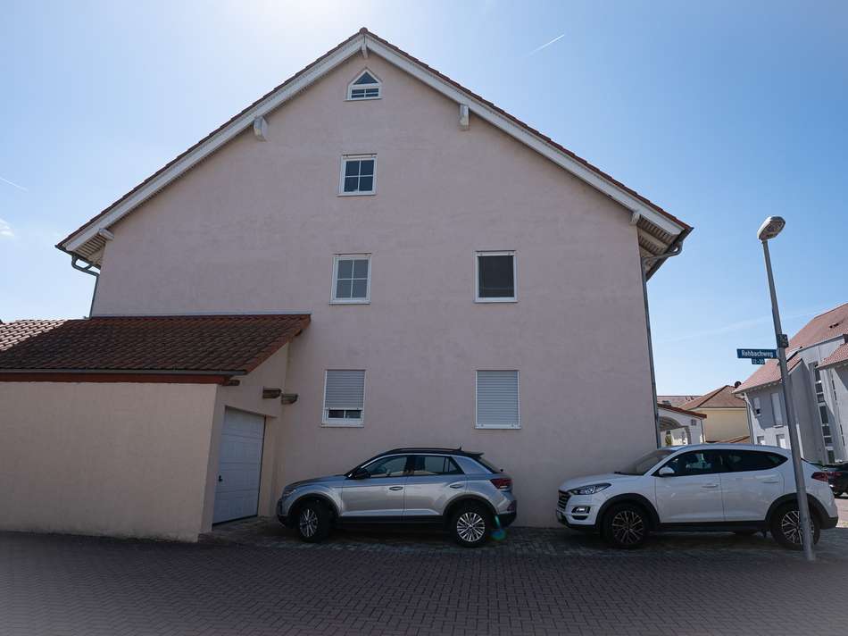 Hausansicht mit Garage.jpg