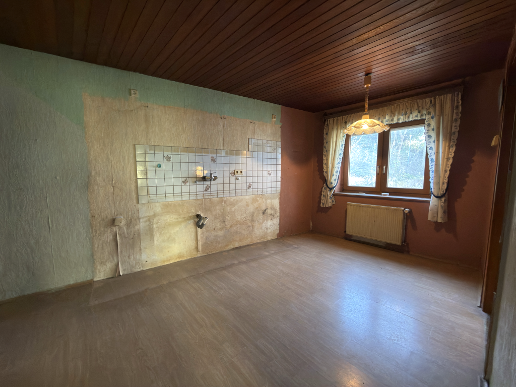 renovierungsbedürftiges Einfamilienhaus mit Garage in zentraler Ortslage, Neuwied Kreis – Bild 4