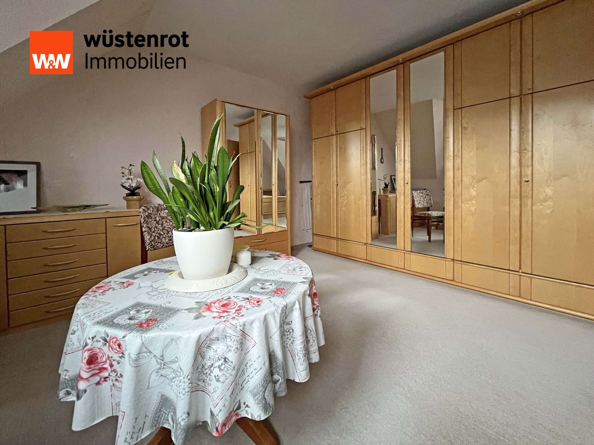 Immobilie in Wolgast - FAST NEUES REIHENHAUS MIT EINBAUKÜCHE + SOLARTHERMIE + VORBEREITUNG ZUM STIUDIOAUSBAU + CARPORT - Bild 5