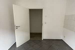 Großzügige 3-Raum-Wohnung mit Balkon! – Oebisfelder Straße 27, 39126 Rothensee, Magdeburg – Vorschaubild 2
