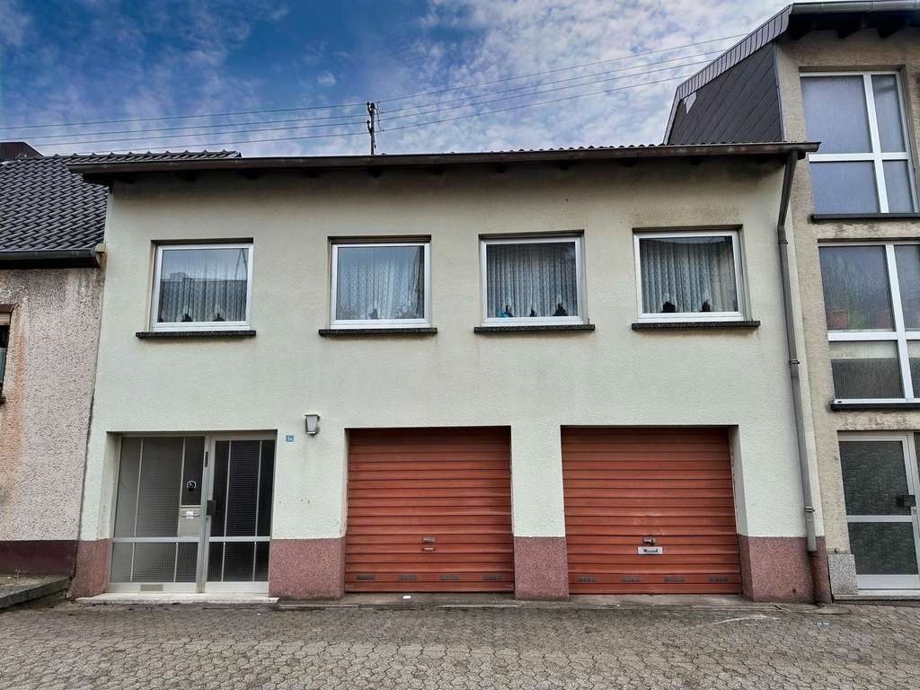 Immobilie in Merchweiler - Solides Reihenmittelhaus mit zwei Garagen  - Bild 1