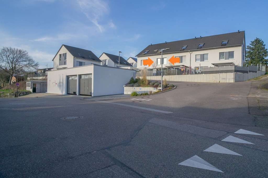 Immobilie in Sasbach - Modernes Reihenmittelhaus mit Garten, Terrasse, Garage und Sauna - Bild 1