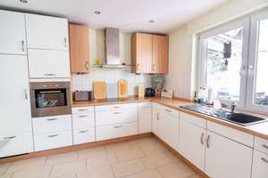 Familienglück im Grünen – Moderner Eckbungalow mit Traumgrundstück