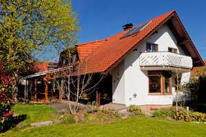 Großzügiges Familienhaus mit idyllischem Garten und separatem Praxis-/Nebenbereich - provisionsfrei