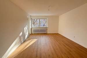 Schöne familienfreundliche 4-Zimmer-Wohnung mit Loggia nähe Augsburg-Kuhsee zu vermieten  – Mittenwalder Straße 13, 86163 Hochzoll-Süd, Augsburg – Vorschaubild 3