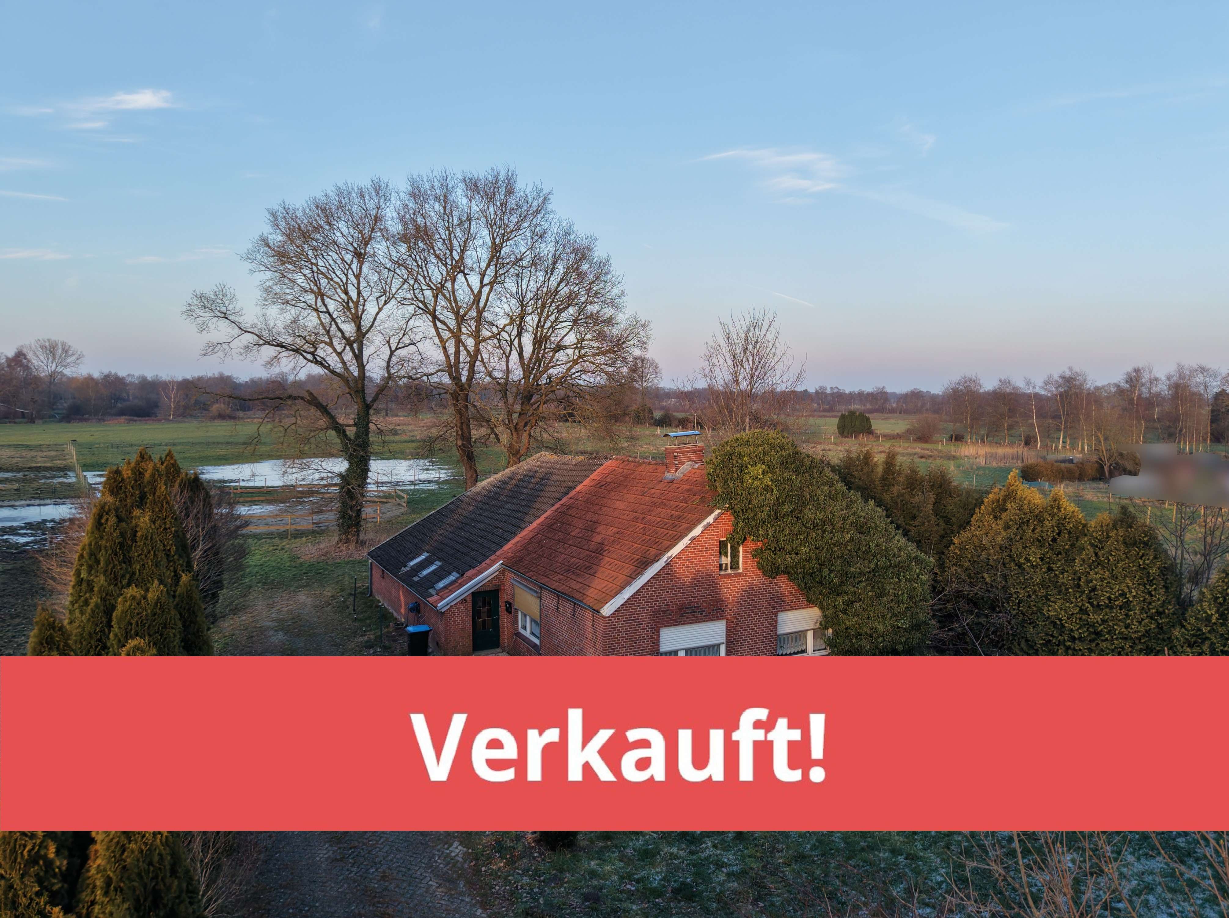 Verkauft! Sanierbedürftiges Fehnhaus in Kanallage mit Blick auf Wiesen und Felder!, Leer Kreis – Bild 1