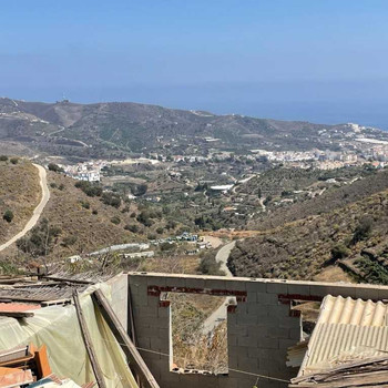 Finca mit Geräteschuppen und Blick auf Berge und Meer in Torrox.