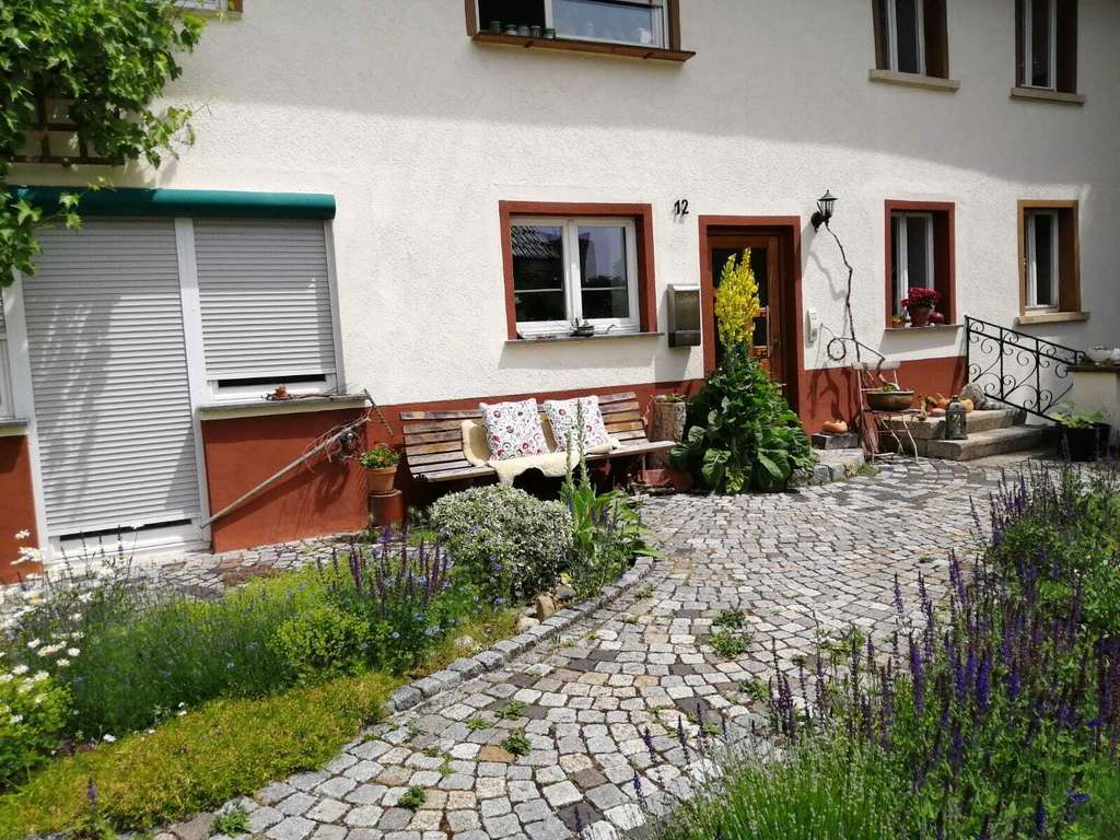 Immobilie in Neuhausen ob Eck - Schönes Einfamilienhaus mit großem Garten &amp; überdachtem Caravan-Stellplatz - Bild 2