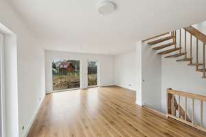 Moderne Doppelhaushälfte mit Wohnkeller und Carport