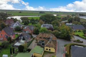 Reetgedecktes-Mehrfamilienhaus in zweiter Reihe an der Treene – Die vollständige Adresse der Immobilie erhältst du vom Anbieter., 25876 Schwabstedt – Vorschaubild 1