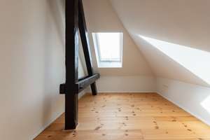 Dachgeschosstraum mit Galerie & Balkon | 2 Bäder | Aufzug | Dielenboden | Stellplatz mgl. – Wurzner Straße 156a, 4318 Sellerhausen-Stünz, Leipzig – Vorschaubild 20