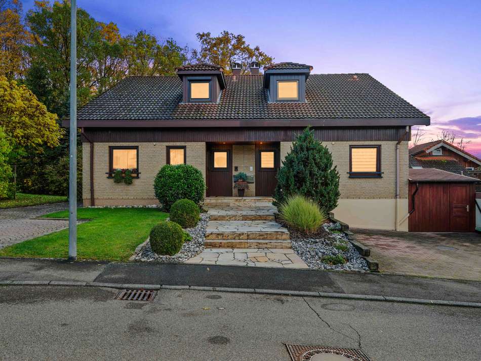 Hausansicht - Abenddämmerung