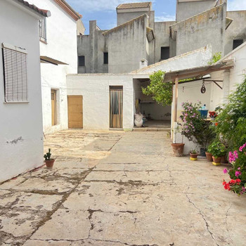 EXKLUSIVES HAUS IN MOLLINA MIT GROSSEM HOF UND GARAGE FÜR MEHRERE FAHRZEUGE