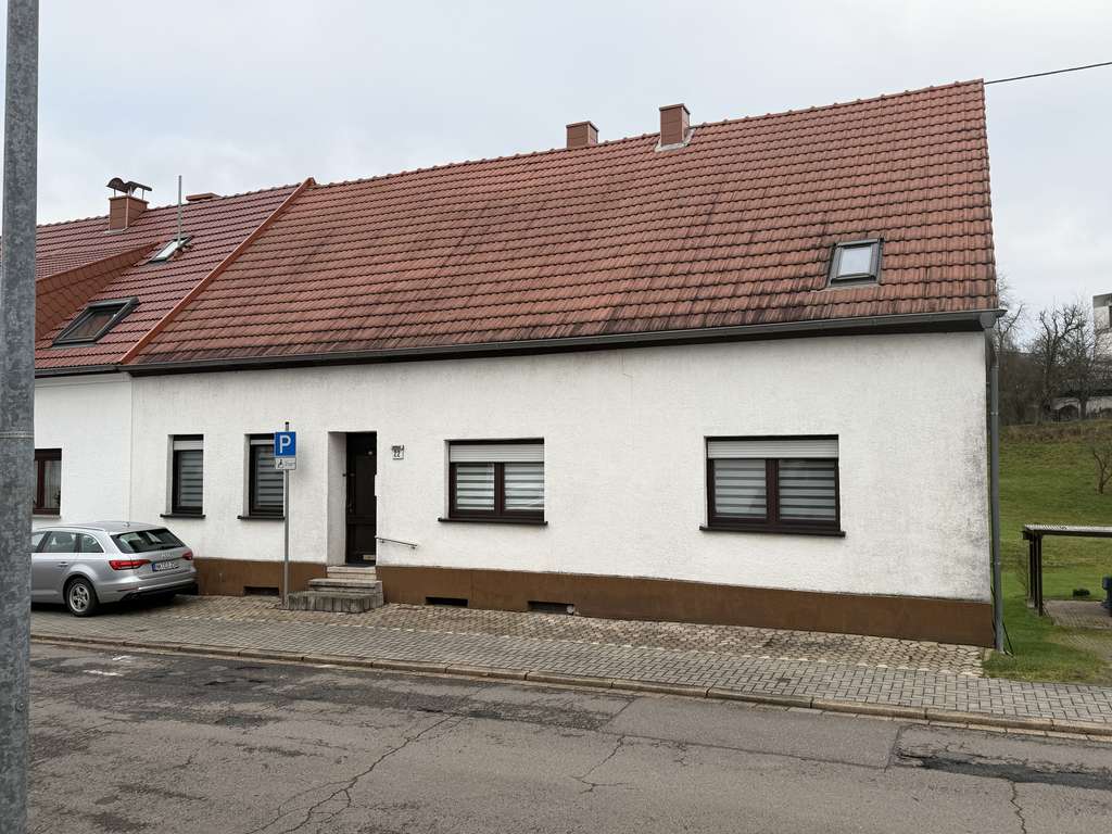 Immobilie in Eppelborn - Modernisierungsbedürftiges einseitig angebautes Haus mit Ausbaupotenzial – in ruhiger Lage von Eppel - Bild 0
