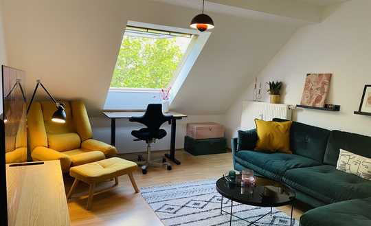 Ruhige schnittige Dachwohnung -provisionsfrei-