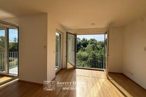 Ihr Blick in Grün und auf den Garchinger Mühlbach - zentrums- wie naturnah in Schwabing-Freimann – Die vollständige Adresse der Immobilie erhältst du vom Anbieter., 80939 Obere Isarau, München – Vorschaubild 4