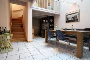 **VISTA Immobilien** Besonderes Wohnerlebnis: Offene Galerie, Kamin & sonniger Garten – Die vollständige Adresse der Immobilie erhältst du vom Anbieter., 64289 Kranichstein, Darmstadt – Vorschaubild 3