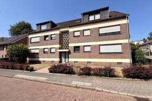 Schöne Dachgeschosswohnung mit großem Balkon in Mülheim - Saarn!