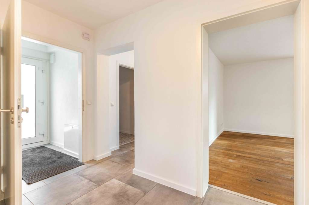 Immobilie in Gilching - Exklusiv kernsaniertes Zweifamilienhaus mit Niedrigenergie Konzept und Carport - Bild 2