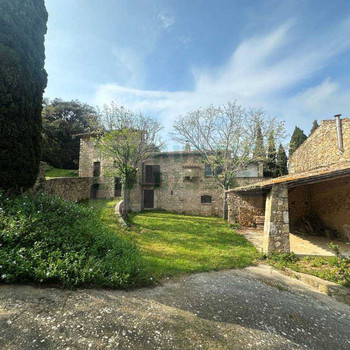 Prächtiges Landhaus in der Region Empordà zu verkaufen. 2.700 m² Grundstück mit herrlicher Aussicht.