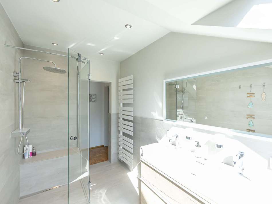 Ebenerdige Dusche und Doppelwa