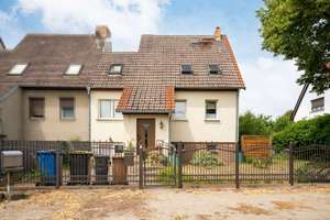 Viel Platz für die Familie: Reihenendhaus in Bernau bei Berlin mit Garten, Pool und Hobbykeller
