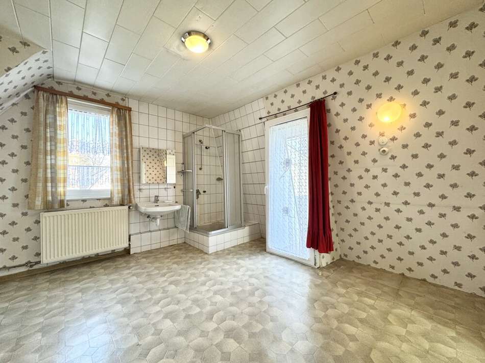 DG: Zimmer mit Waschbecken und