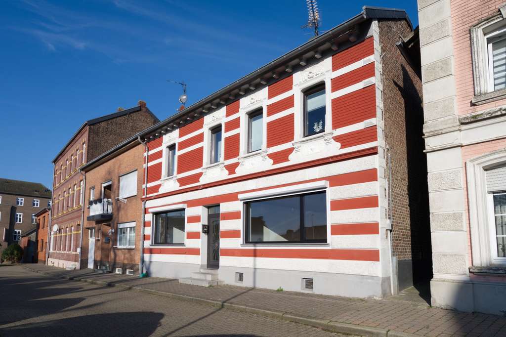 Immobilie in Gangelt - Modernisiertes Stadthaus mit Innenhof und sicherer Perspektive im Ortskern von Gangelt! - Bild 1