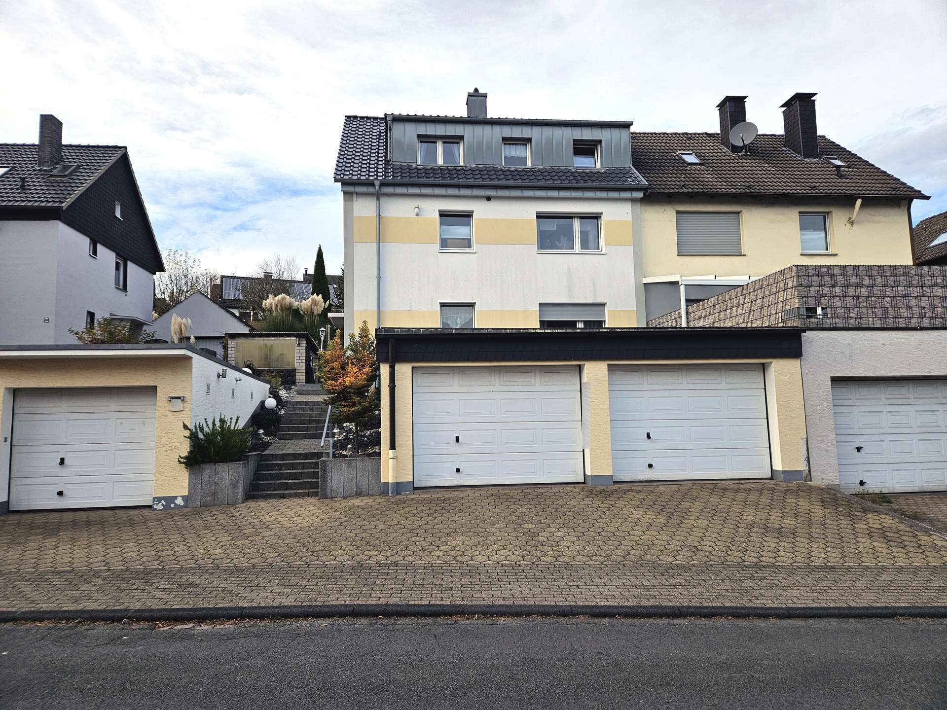 Modernisiertes 1-2-Familienhaus mit 3 Garagen und attr. Garten in guter und ruhiger Lage in Wetter, Ennepe Ruhr Kreis – Bild 4