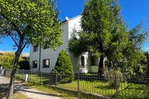 Frühlingsliebe | Zweifamilienhaus mit großem Grundstück