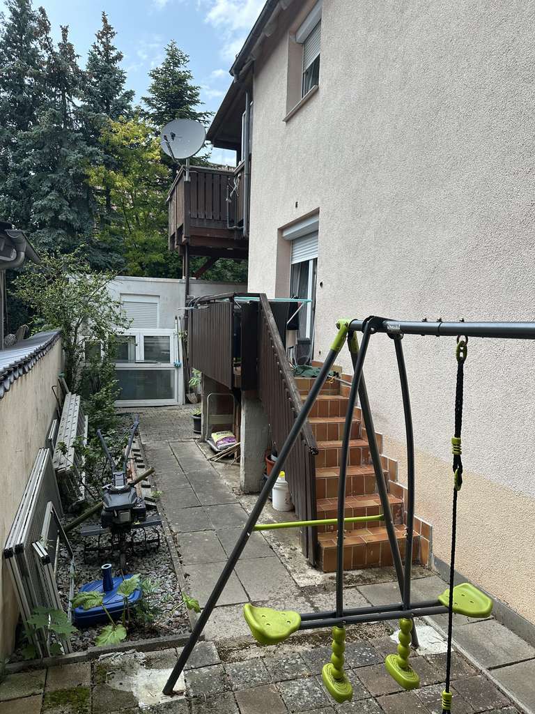 Immobilie in Lauffen am Neckar - Freistehendes Zweifamilienhaus mit Garage, Carport, Stellplätzen und einer schönen Balkonterrasse - Bild 4