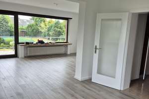 Lichtdurchflutet & frisch renoviert: Geräumige 3-Zimmer-Wohnung mit Panoramablick ins Grüne