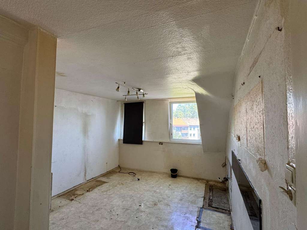 Immobilie in Ludwigshafen am Rhein - Dachgeschoss mit Perspektive – renovierungsbedürftige 3-Zimmer-Wohnung in Ludwigshafen-Süd - Bild 4