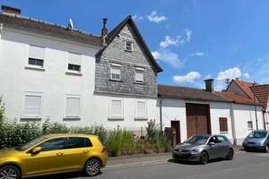 Sanierung oder Umwandlung: historischer Dreiseitenhof mit Bauplatz in WI-Naurod