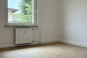 2 Zimmer Wohnung im DG - Schlafzimmer und Wohnküche - frisch renoviert