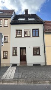 Modernisiertes Stadthaus mit Garten, PV-Anlage und Batteriespeicher in unmittelbarer Domnähe