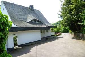 Repräsentative Villa mit Schwimmbad Gummersbach Zentrum in Privatstraße diskret gelegen – Körnerstraße 31a, 51643 Gummersbach – Vorschaubild 1