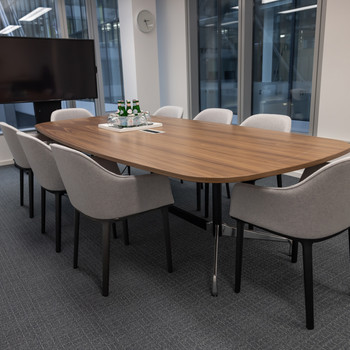 Privater Büroraum für 4 Person in Regus THE SQUAIRE Conference Center