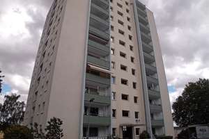 Großzügige 3-Zimmer-Wohnung im 10. OG mit Traum-Aussicht, Fahrstuhl, 2 Balkonen & HWR!