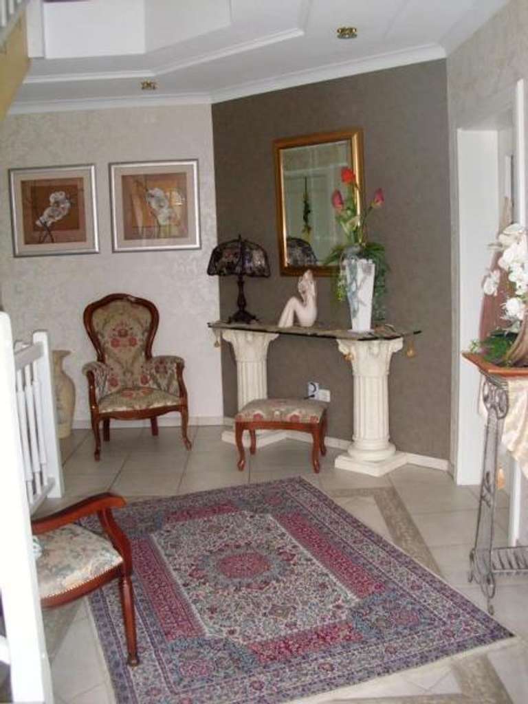 Immobilie in Delbrück - Dellbrück – Einfamilienhaus mit ca 200qm Wfl. auf zwei Etagen mit Garten, Teich & Doppelgarage - Bild 2