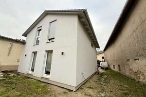 Neubau mit Garten und zwei Garagen in zentraler Lage von Perl- Borg – Die vollständige Adresse der Immobilie erhältst du vom Anbieter., 66706 Perl – Vorschaubild 3
