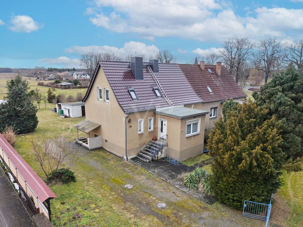 Immobilie in Hermsdorf - Ländliche Wohnidylle -  DHH mit Doppelcarport und großen Garten- und Wiesenflächen - Bild 1