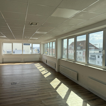 Büro, Praxis oder mehr? Top-Gewerbefläche in Volksgartennähe!