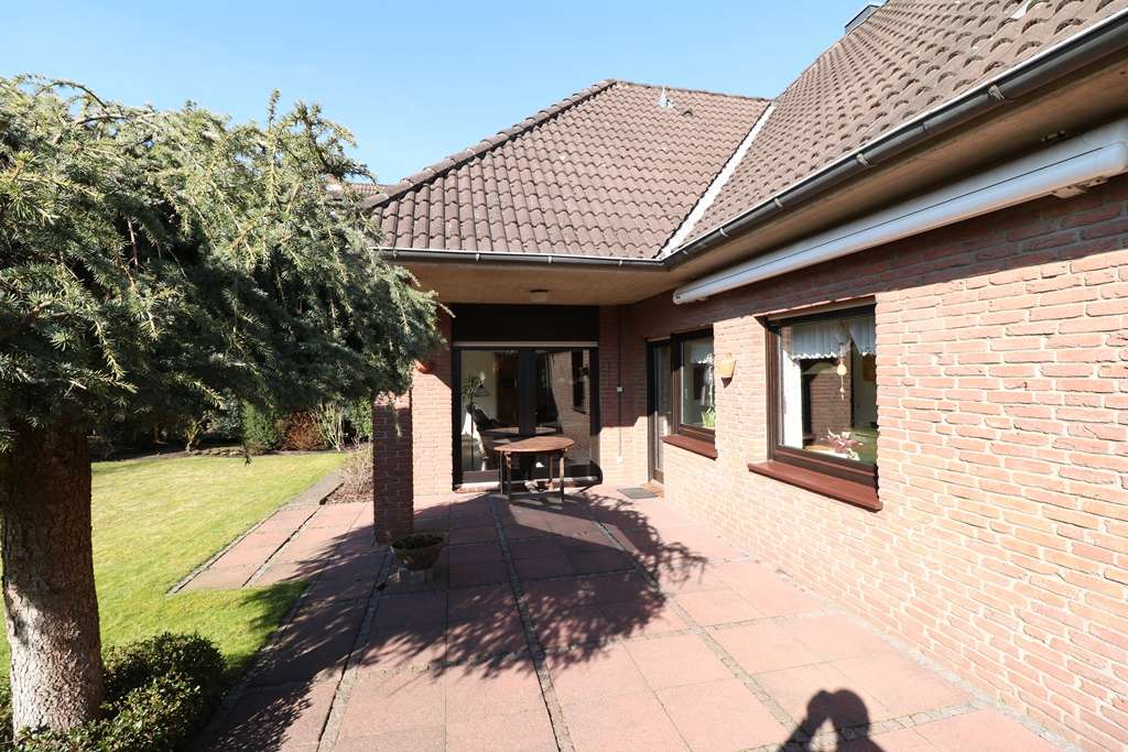 Immobilie in Cloppenburg - Topgepflegter Walmdachbungalow in beliebter Lage mit Ausbaureserve, Garage und schönem Garten - Bild 2