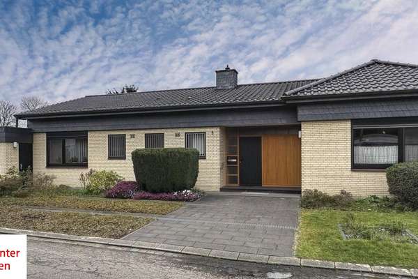 Großzügiger und gepflegter Winkelbungalow mit Doppelgarage auf ca. 976 m² Kaufgrundstück