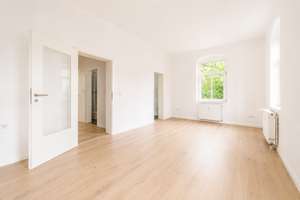 Frisch renovierte 2-RW im 1. OG* sonniger Balkon* Bad mit Dusche*  Keller* zentrale Lage* PKW-SP* – Hülßestraße 15, 1237 Reick, Dresden – Vorschaubild 2