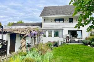 Ländl. gel. 2-Fam. Haus (2 ETW) m. Blick ins Grüne wunderschönes gr. GS Teich 33428 Marienfeld – Die vollständige Adresse der Immobilie erhältst du vom Anbieter., 33428 Harsewinkel – Vorschaubild 1