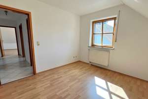 Voller Licht & Wärme: 4 Zimmer Maisonette – Ihr eigenes Haus im Dachgeschoss – Die vollständige Adresse der Immobilie erhältst du vom Anbieter., 96163 Gundelsheim – Vorschaubild 6