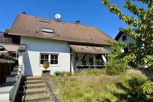 Freistehendes Einfamilienhaus mit
Einliegerwohnung, Garage & großer Terrasse